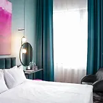 Готель Loop 4*